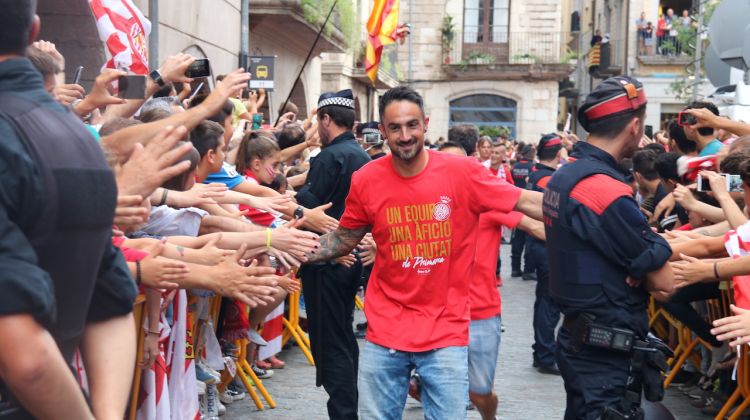 El jugador del Girona Richi aclamat per l'afició després de baixar de l'autobús. ACN