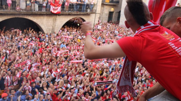 Un jugador del Girona des del balcó de l'Ajuntament. ACN