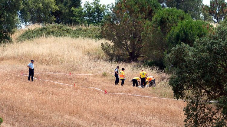 Efectius dels serveis mèdics a la zona on s'ha localitzat el cos d'una dona a Llagostera. Marc Sureda/El Poll TV