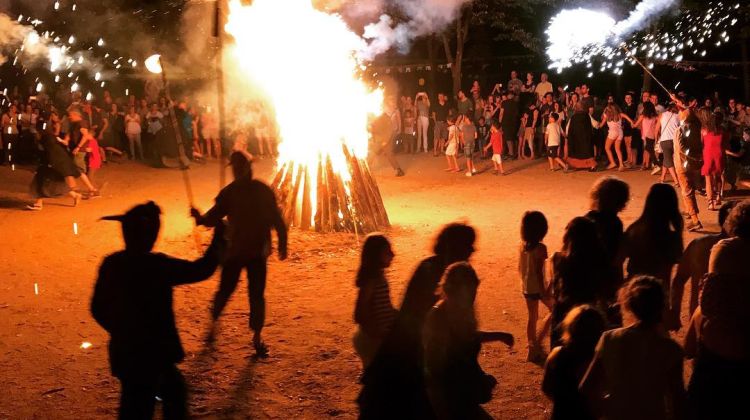 Instant de la foguera de Sant Joan a Girona. Leo Bejarano (@leobejarano)