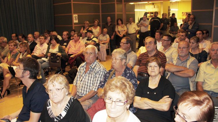 La sala de plens estava plena de veïns © ACN