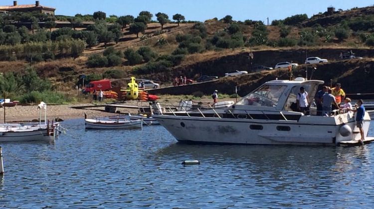 Platja de Portlligat amb el vaixell on ha explotat la cambra hiperbàrica. ACN