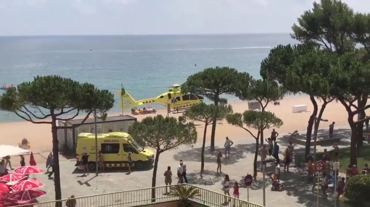 Efectius del SEM treballant a la platja per intentar salvar la vida al banyista. MontinsJR