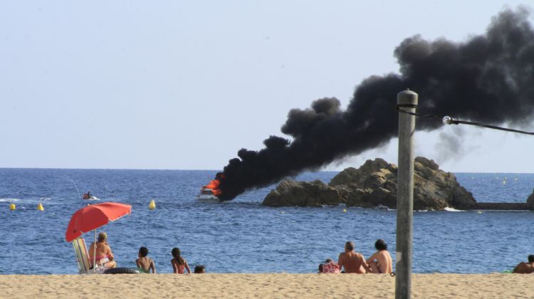 L'embarcació cremant davant de la platja. Aj. de Blanes