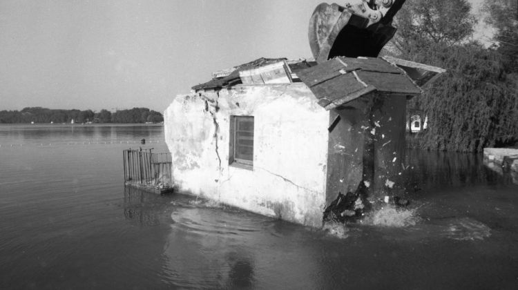 Una retroexcavadora derruint una de les antigues casetes de l'Estany. Pere Duran