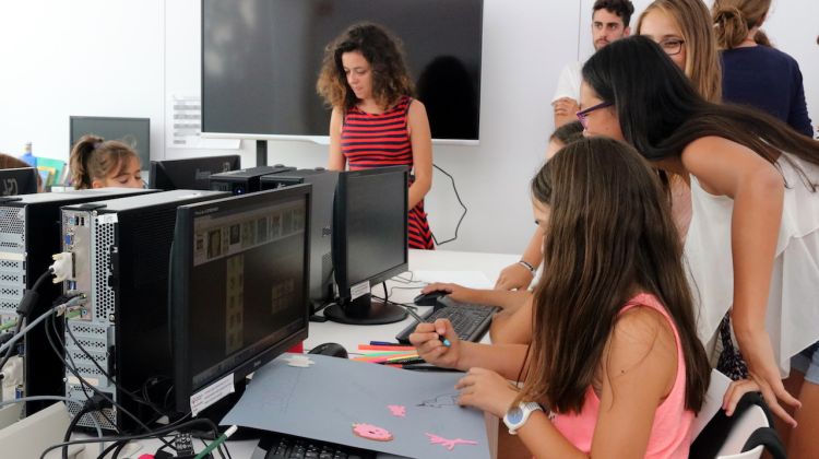 Una de les sessions del taller #GirlsTech a la Biblioteca Carles Rahola. ACN