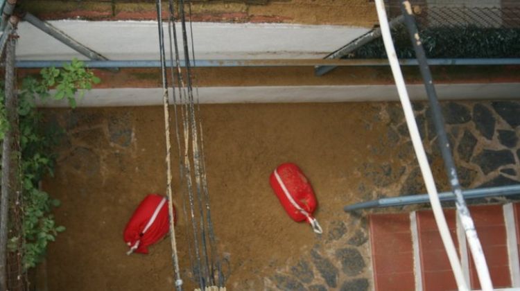 Els sacs que fan de contrapés s'han precipitat als baixos de l'edifici © David Cara