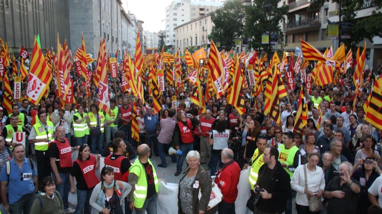 Més de 4.000 persones s'han manifestat pels carrers de Girona corejant consignes contra la reforma laboral © ACN
