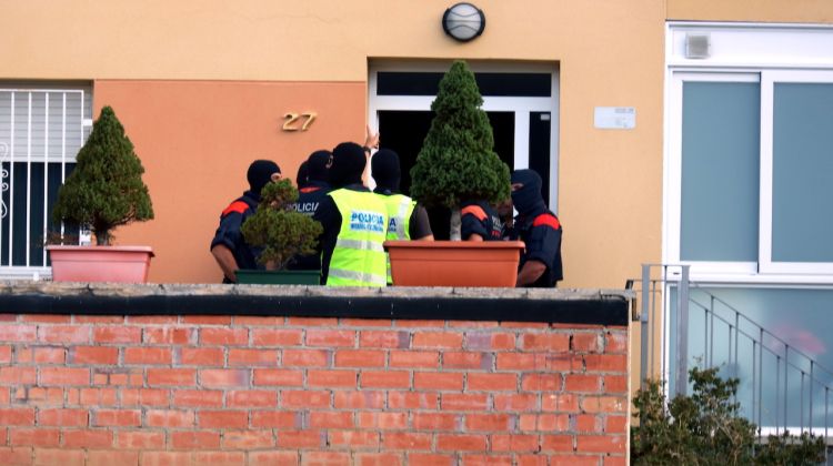 Mossos a l'entrada de l'edifici durant l'escorcoll al bloc de Ripoll. ACN