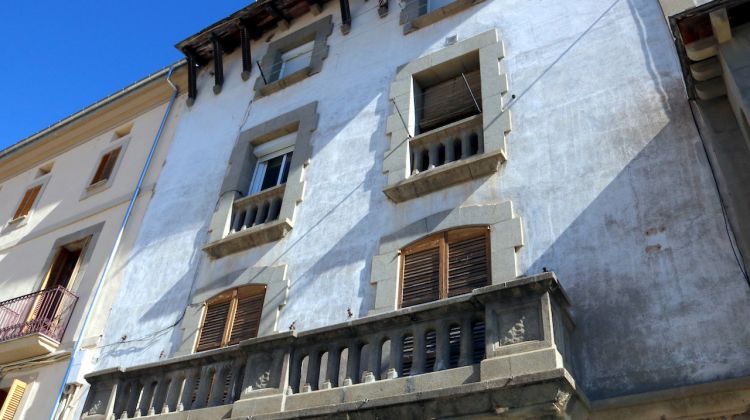 Imatge exterior de l'edifici del carrer Raval de Sant Pere de Ripoll on s'han fet registres. ACN