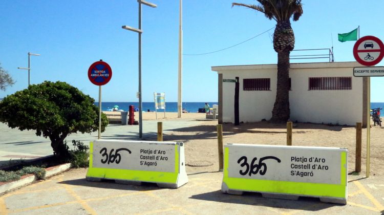 Les tanques New Jersey instal·lades a un dels accessos al passeig Marítim de Platja d'Aro. ACN