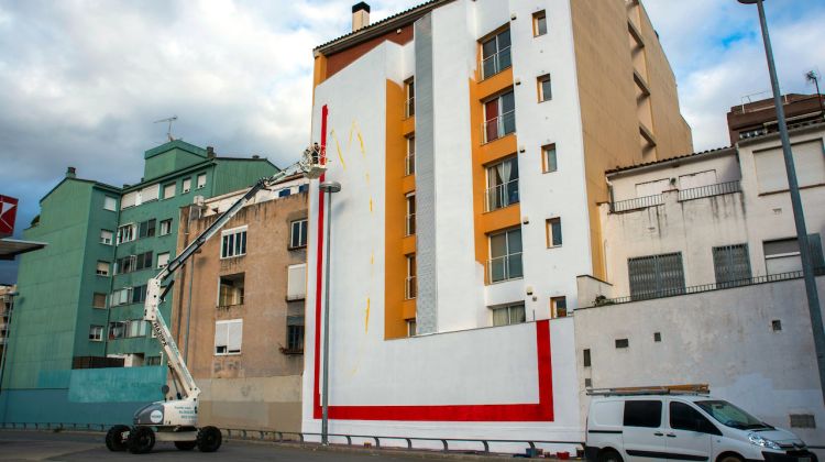 El mural de l'argentí Elian Chali a la plaça Espanya de Girona. Aida Yraola