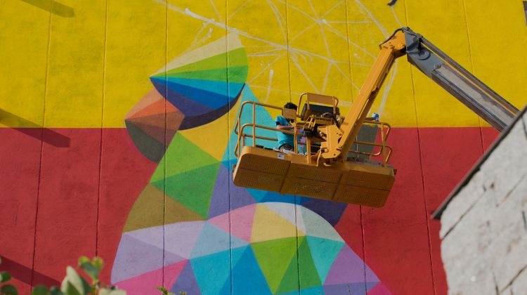 El treball d'Okuda San Miguel està elaborant al carrer Caterina Albert de Girona. Aida Yraola