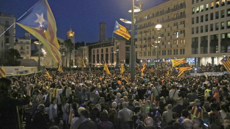 Més de 8.000 persones s'han concentrat a la plaça Constitució de Girona. ACN