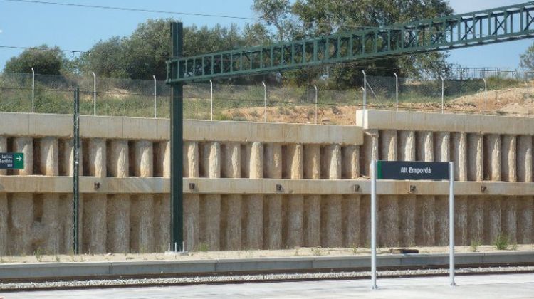 L'andana de l'estació del TAV també porta cartells amb el nom d'Alt Empordà © Lluís Sanjuan