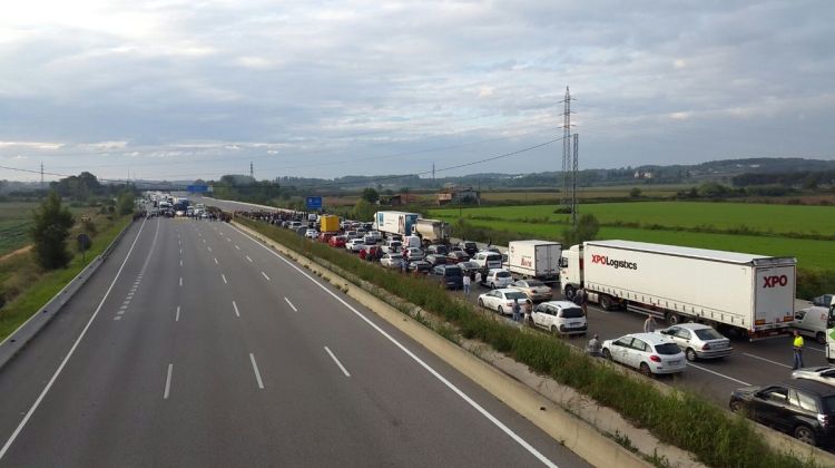 L'autopista AP-7 tallada al seu pas per Salt (Gironès). Marta RV