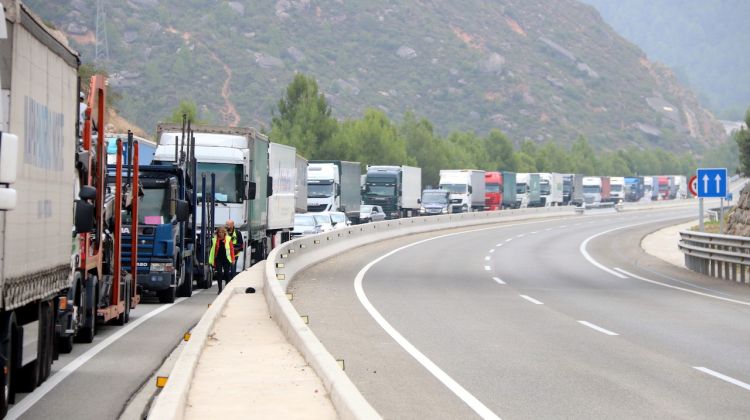 La carretera C-25, amb un sentit sense vehicles, i l'altre col·lapsat pels camions. ACN