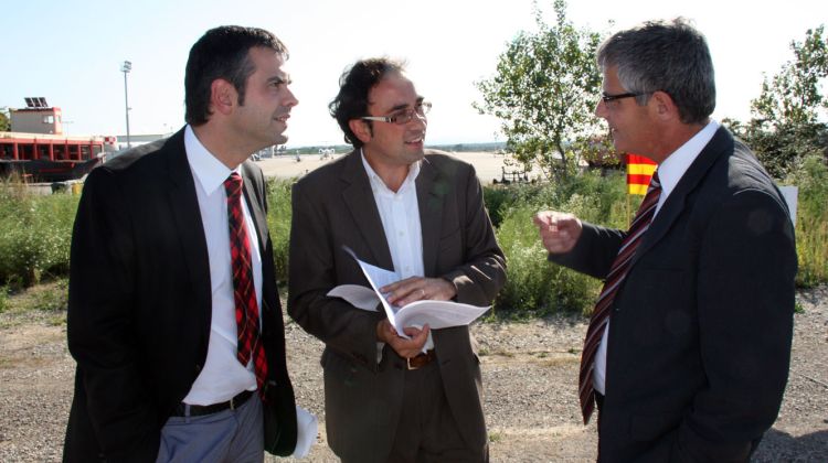 Santi Vila, acompanyat pels diputats Josep Rull i Eudald Casadesús, ahir a l'aeroport de Girona © ACN