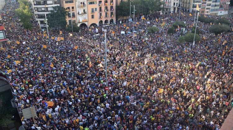 La plaça Catalunya i els carrers del voltant han quedat desbordats. Joan A. Martí