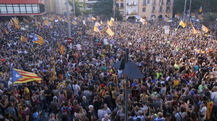 Vista de la plaça Catalunya de Girona durant la manifestació. ACN