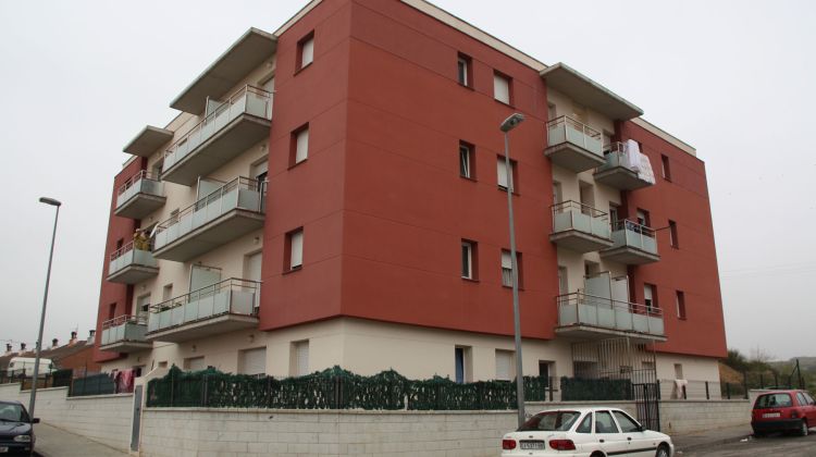 L'Ajuntament ofereix la planta baixa i alguns habitatges d'aquest edifici situat al carrer Mandri, 16 © ACN