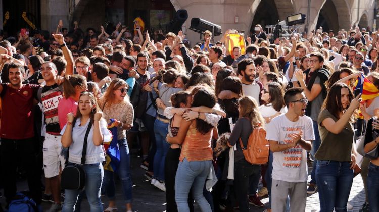 Abraçades i llàgrimes a la plaça del Vi de Girona. ACN