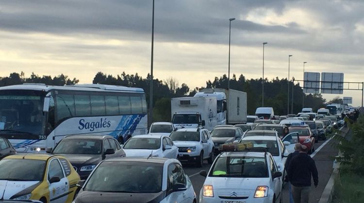 Els vehicles aturats a l'N-II a Riudellots de la Selva. Catalunya Ràdio