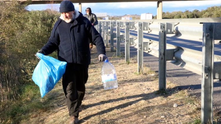 Un instant de la neteja que una desena de persones ha fet als vorals de l'AP-7 a Borrassà. ACN