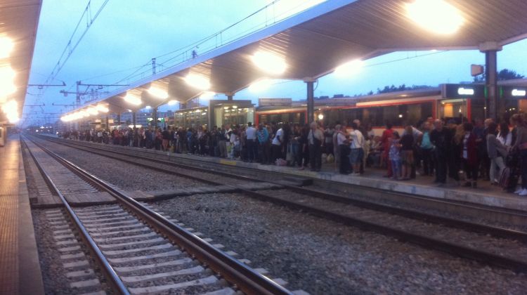 L'andana de l'estació de Girona s'ha quedat petita aquesta tarda pels retards © M. Estarriola