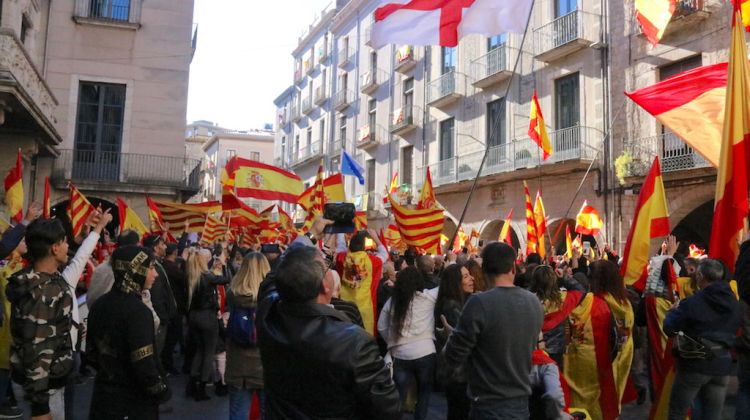 Els manifestants davant de l'Ajuntament de Girona cridant consignes contra la independència. ACN