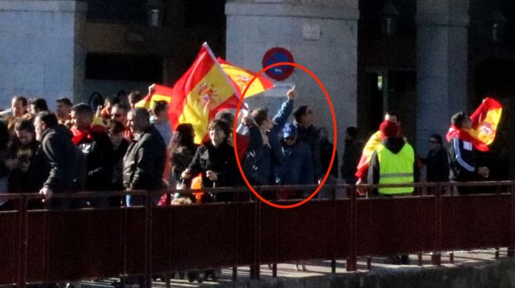 Un jove defensor de la unitat d'Espanya increpant a una persona amb una estelada al balcó. ACN