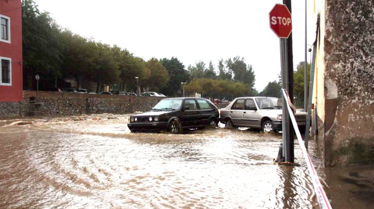 La riera de la Jonquera s'ha desbordat i ha deixat vehicles atrapats © ACN