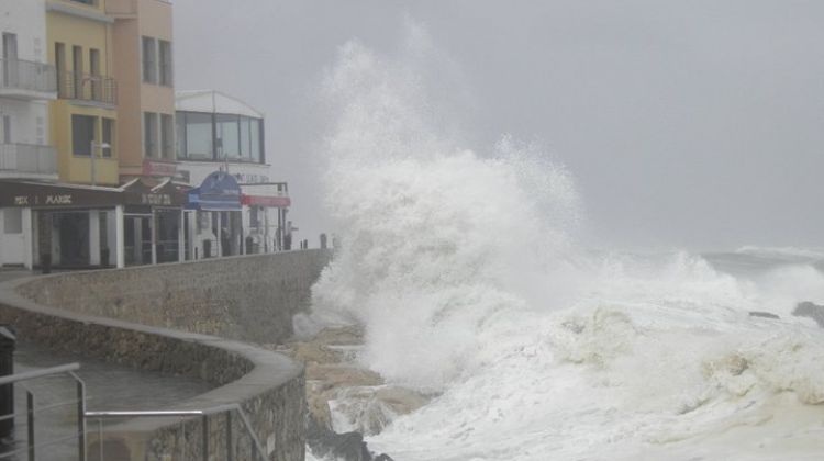 El passeig de l'Escala també ha patit els efectes del temporal © Robert Carmona