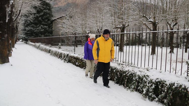 Dos veïns de Camprodon (Ripollès) passejant pel centre nevat. ACN