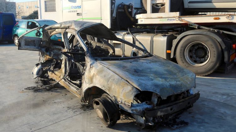 El cotxe que s'ha incendiat a l'accident mortal de l'AP-7. ACN