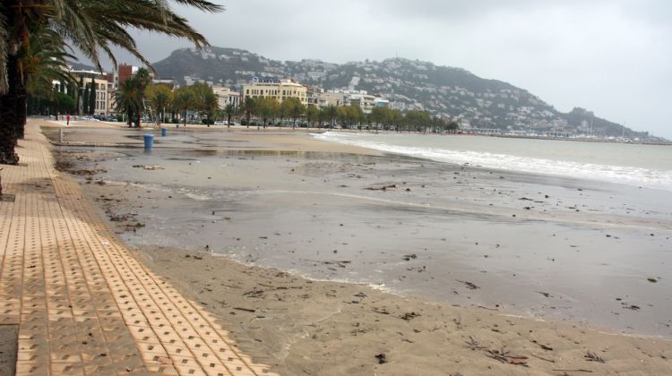 L'aigua va arribar fins al passeig marítim que va quedar cobert de sorra © ACN