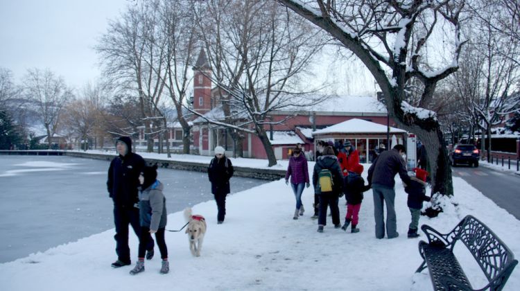 Un grup de persones passejant per l'estany de Puigcerdà. ACN