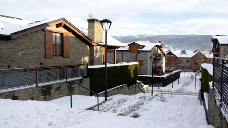 Vista general de diverses cases de l'Avinguda del Segre de Puigcerdà. ACN