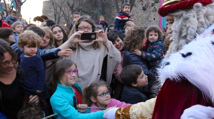 Una infant donant la mà al rei Melcior. ACN