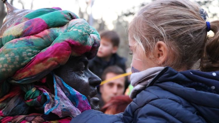 El rei Baltasar amb una nena a coll. ACN