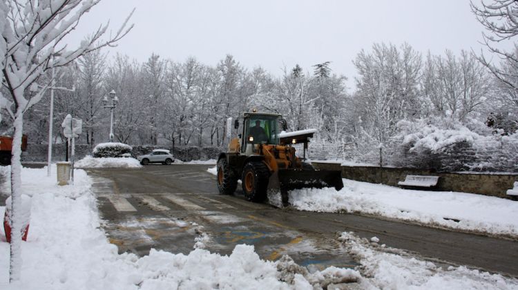 Una màquina llevaneu retirant la neu a l'avinguda Schierbeck de Puigcerdà. ACN