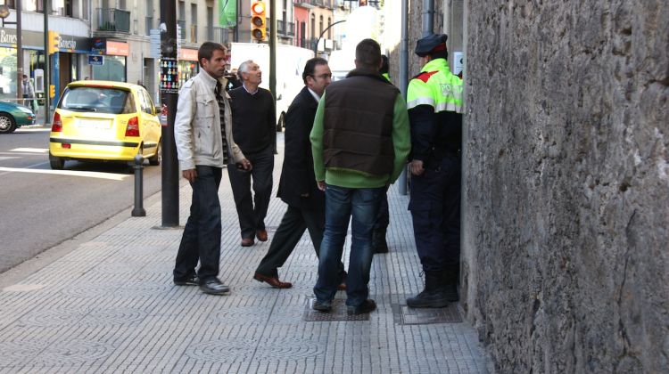 La comitiva judicial i agents de la Unitat d'Investigació dels Mossos d'Esquadra accedint al geriàtric © ACN