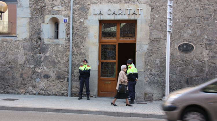 Els Mossos custodien l'entrada del geriàtric © ACN