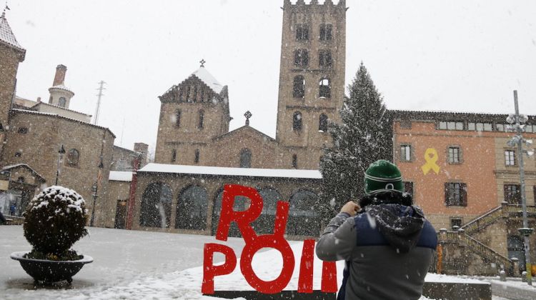 Un home fent una foto al centre de Ripoll nevat