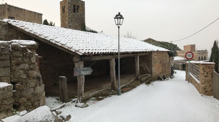 La nevada, a primera hora d'aquest matí a Romanyà de la Selva. ACN