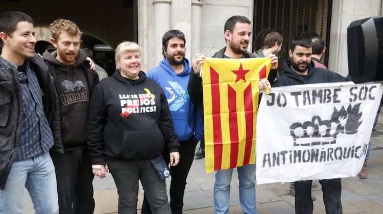 Alguns dels encausats per cremar fotos del rei a la roda de premsa per valorar la sentència del TEDH. ACN