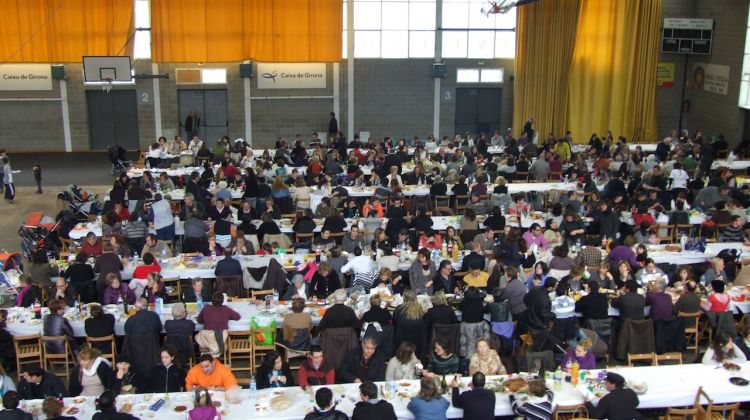 El dinar de germanor va aplegar 700 persones al pavelló municipal © AG