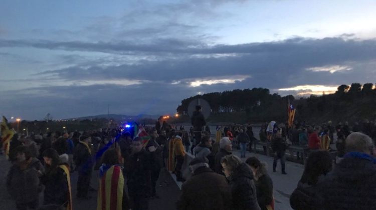 Els concentrats tallant l'autopista a Girona. Sylvi