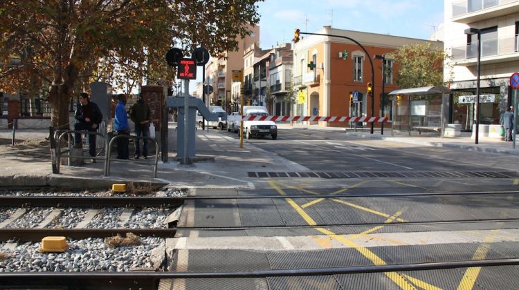 Vianants esperant que passi el tren, al pas a nivell de l'avinguda Vilallonga de Figueres (arxiu). ACN