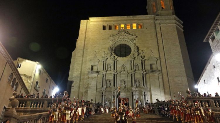 Els Manaies baixant per les escales de al Catedral durant la processó del Sant Enterrament. ACN